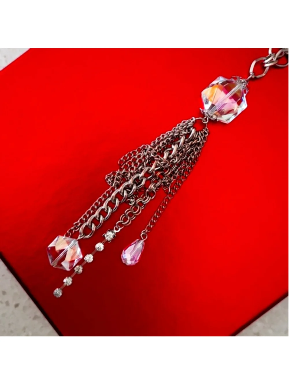 Vintage Chain Necklace with Crystal Pendant – Subtle Elegance